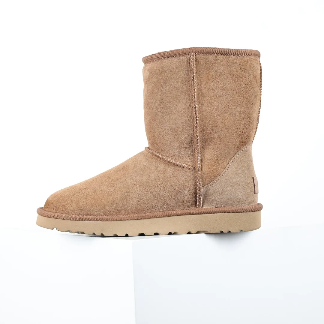 Pick up locally 💰600 Core recommended good price Cashmere insoles are a very suitable choice for keeping warm in winter and at home. In the new year, uug launched a series of styles, which are partially geared towards the preferences of young consumers and have also moved to the forefront of fashion trends. Shoe body material Water-repellent coated suede upper 17mm UGGPURE™ implanted wool insole Lightweight non-slip comfortable rubber outsole With brand LOGO Trademark Comes with a full set of packaging Size: 35 36 37 38 39 40